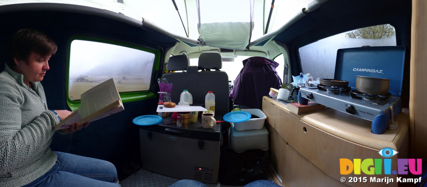 FZ014833-57 Toasting breakfast bagels in the van